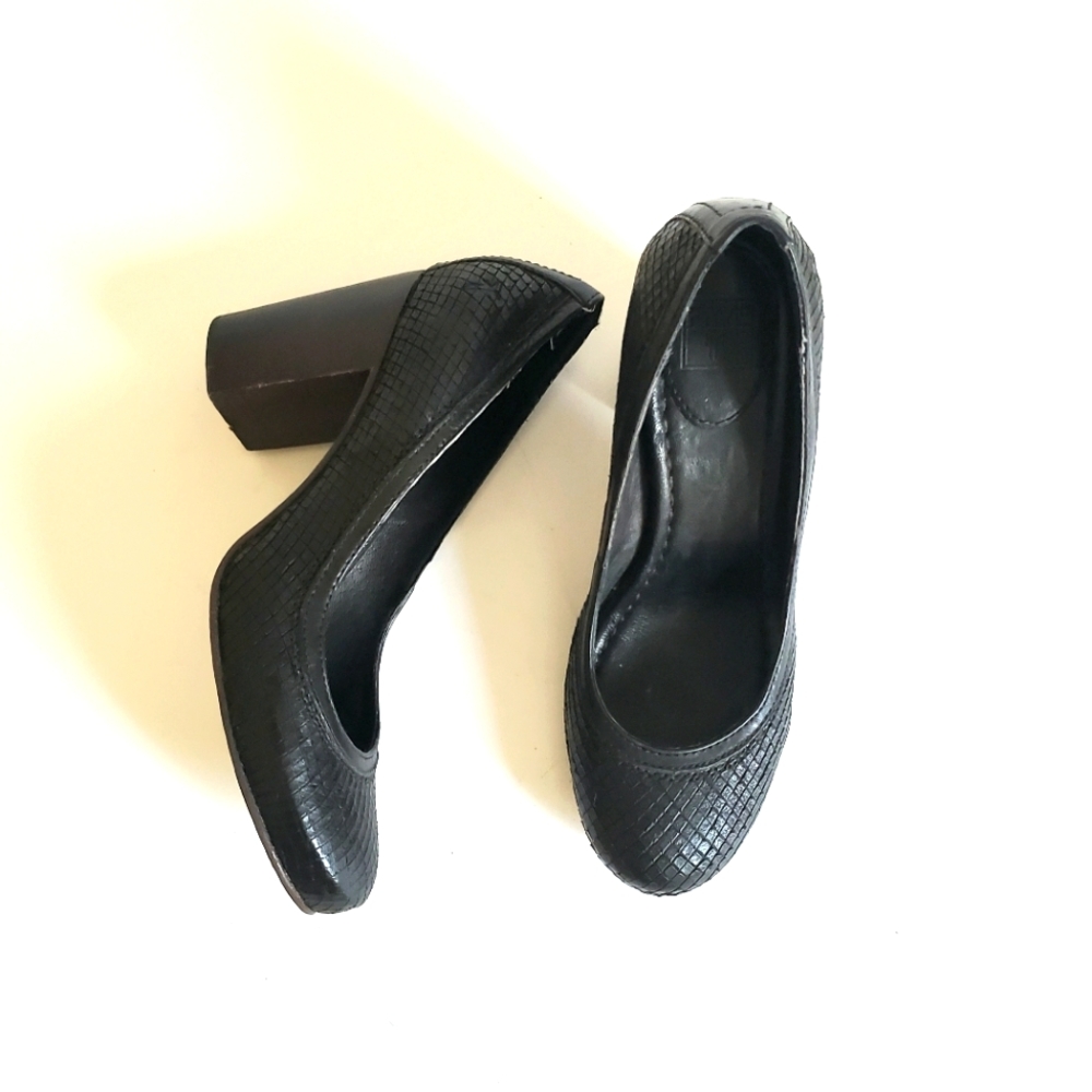 Frye Embossed Black Leather Carson Pump sz 9